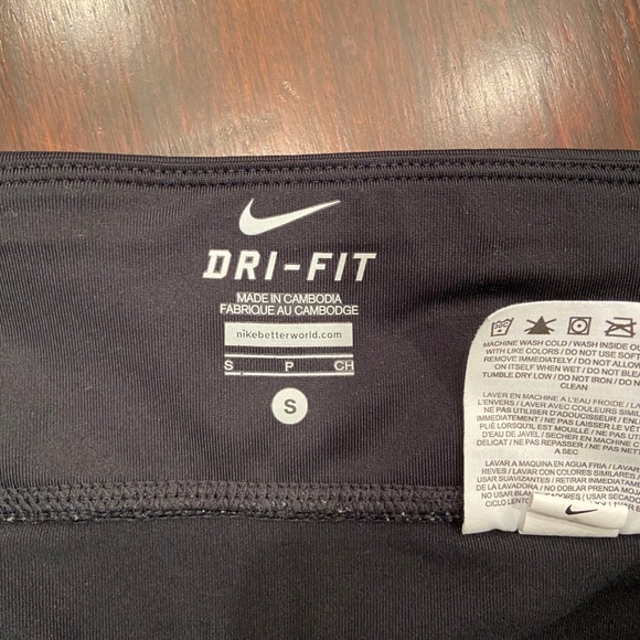 Nike pink and black capris leggings - Picture 4 of 4